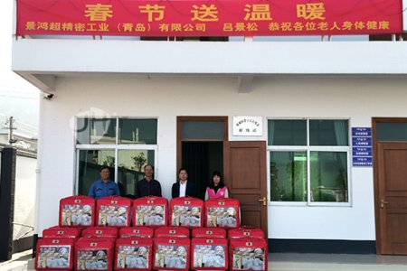 景鴻グループ会長呂がコミュニティに60布団セット600セットを寄付した、故郷のお年寄たちに暖かいを届ける